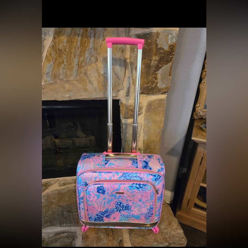 Lilly Pulitzer Carry on Bag! Excellent Condition.Brand New. - Picture 2 of 5